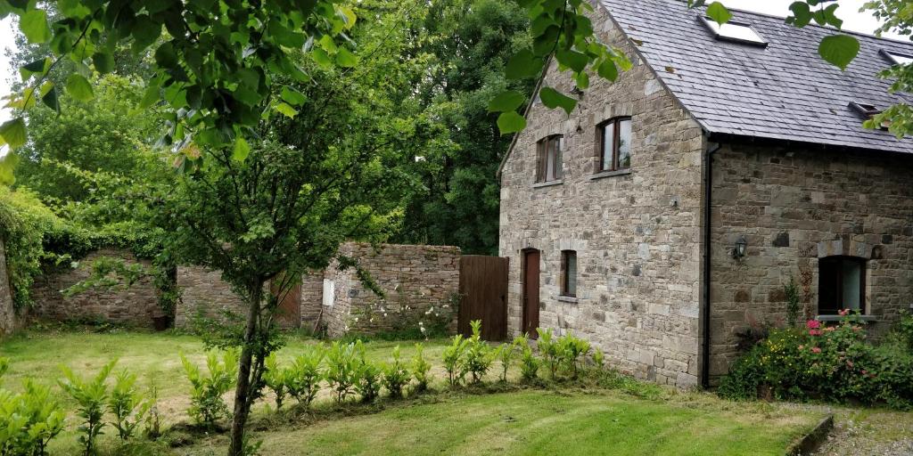 Cosy two bedroom lodge on the edge of Raheen Woods
