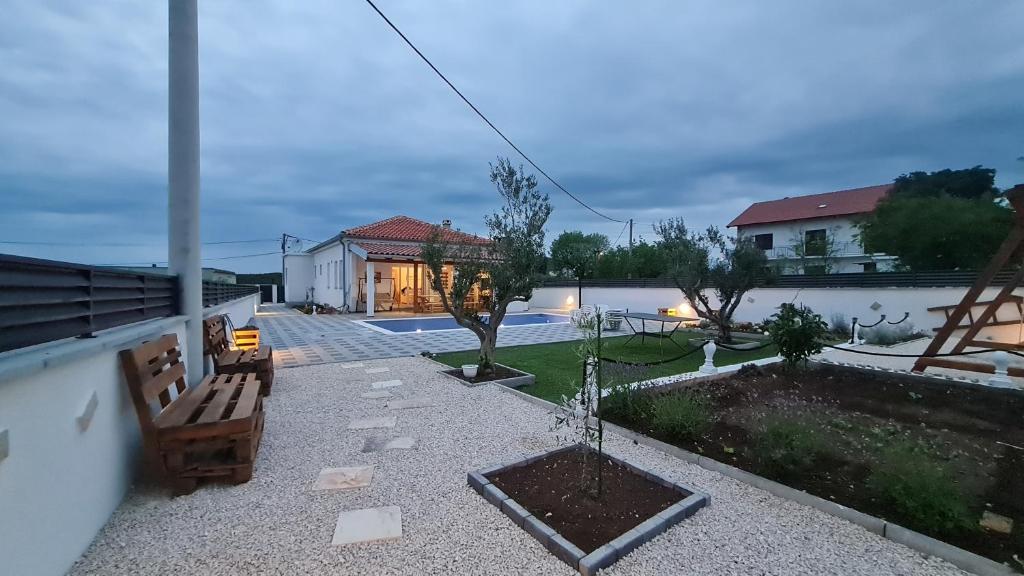 Villa Nagi, Debeljak