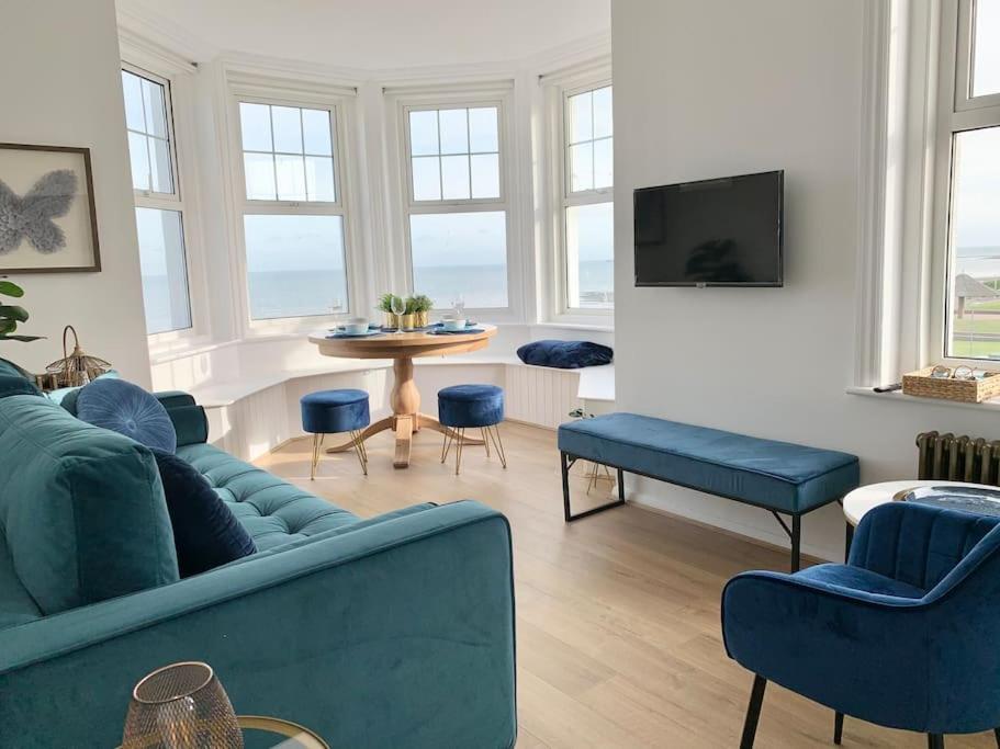 STUNNING SEA VIEWS BEACHFRONT 2 BED, Kent