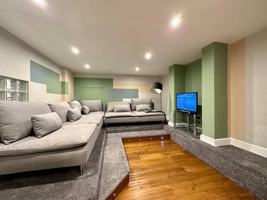 Stunning 5 bed house in Chapel Allerton, sleeps 9, Moortown