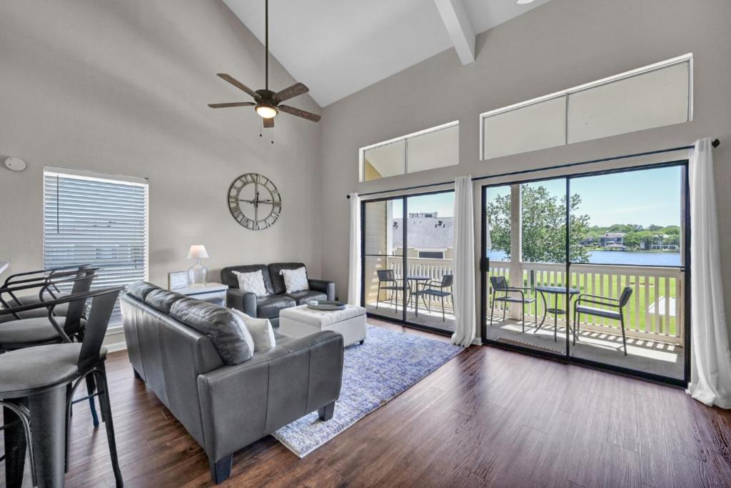 April Point Dr S, Montgomery