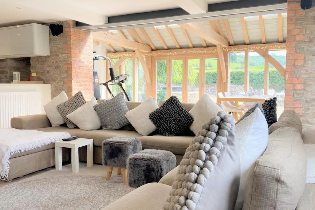 Ty Hobi Bach - at the foot of the Black Mountains, Brecon