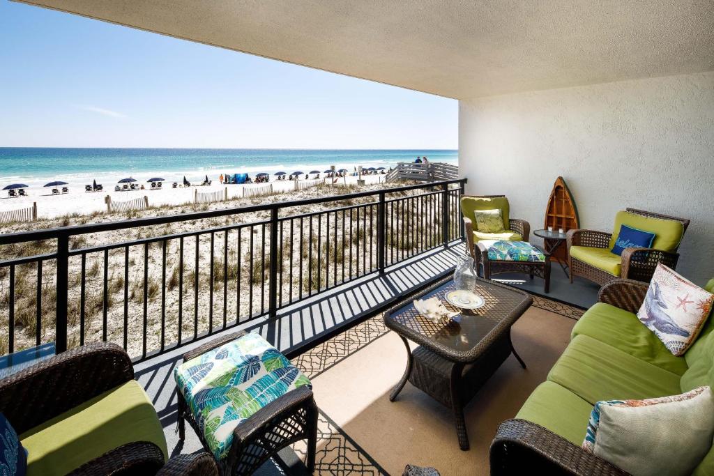 Nautilus 1203 - Gulf Front 2 Bedroom! 2nd Floor! Free Beach Service March to October, Fort Walton Beach