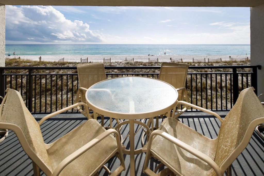 Nautilus 1204 - Gulf Front - 2 Bedroom! 2nd Floor Free Beach Service March to October, Fort Walton Beach