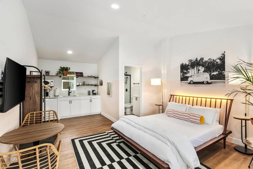 Pulehua Studio suite.hōʻoluʻolu, Chandler