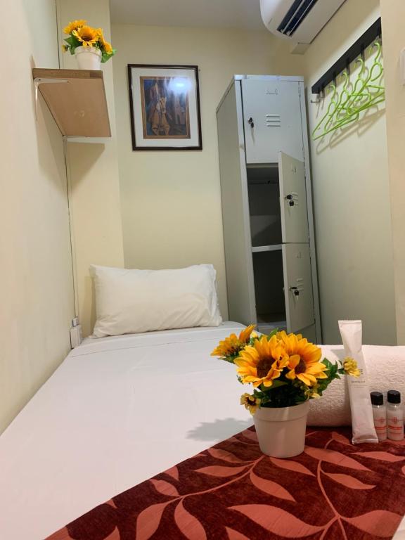Single or Twin No Window Room With Sharing Bathroom and Toilet in Sandpiper Hotel, Singapur