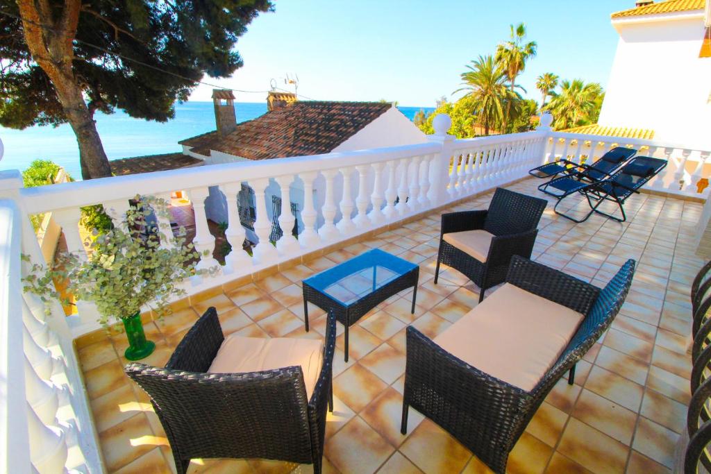 Great villa, Sea views, 20 secs walk to the beach, BBQ, 9 people, 5 mins car from Alicante city center, sailing club 3 mins walk - 1