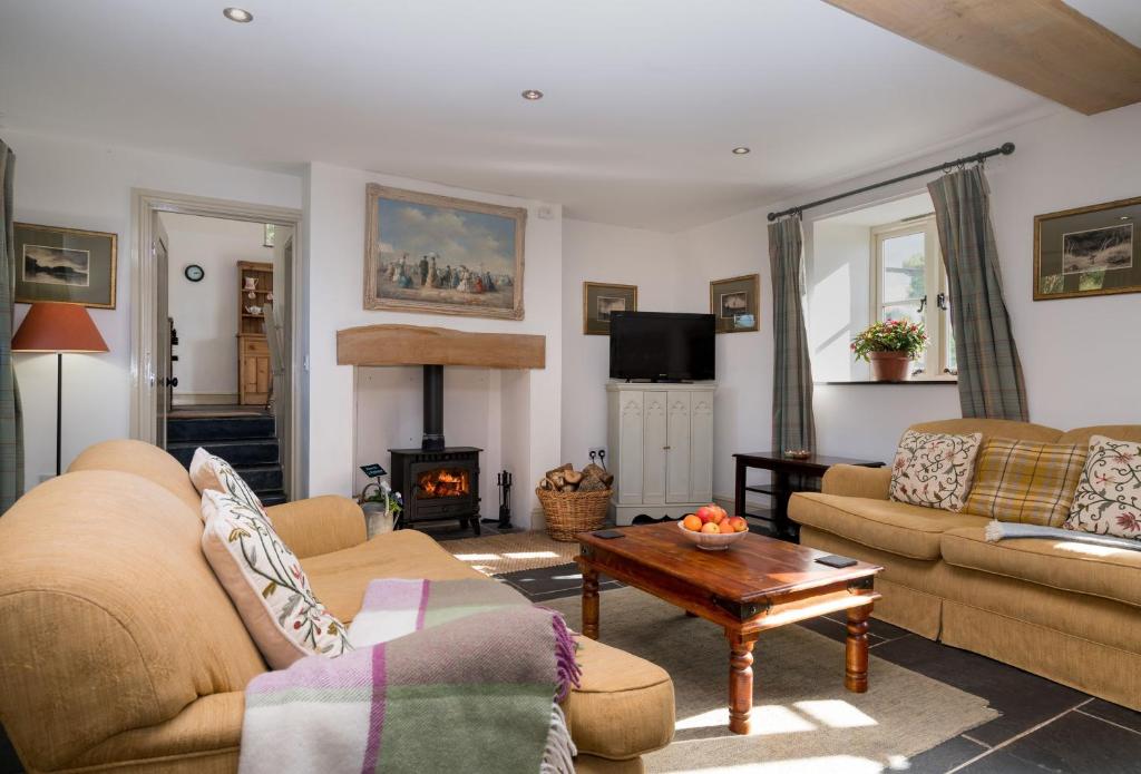 Ty Cerrig, Eglwys-Fâch