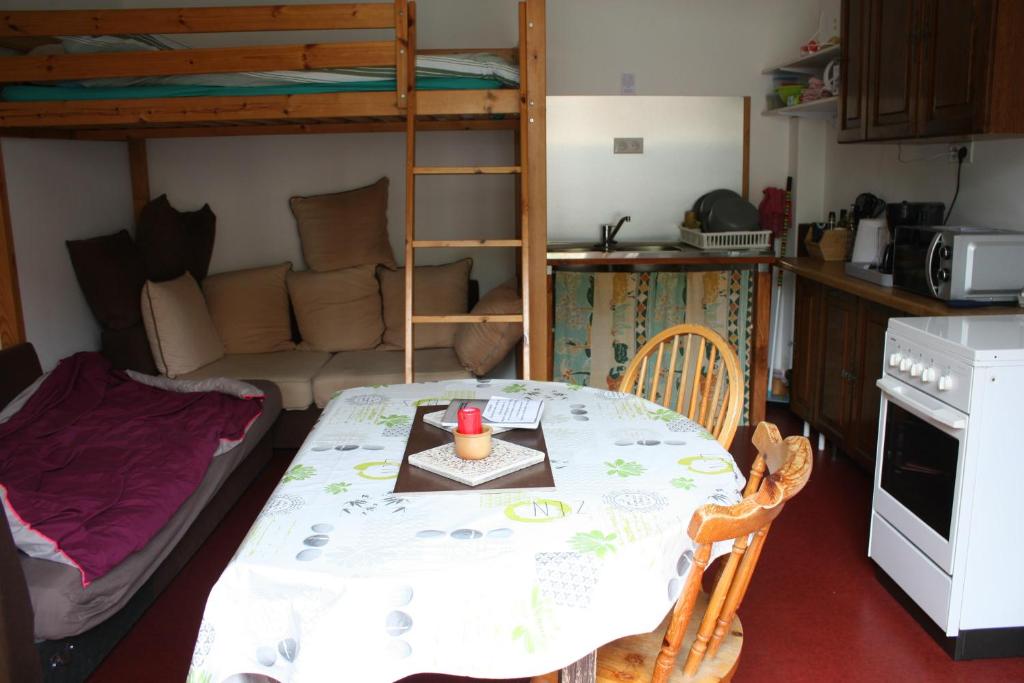 petit studio, bien équipé, à la campagne, Marcoux