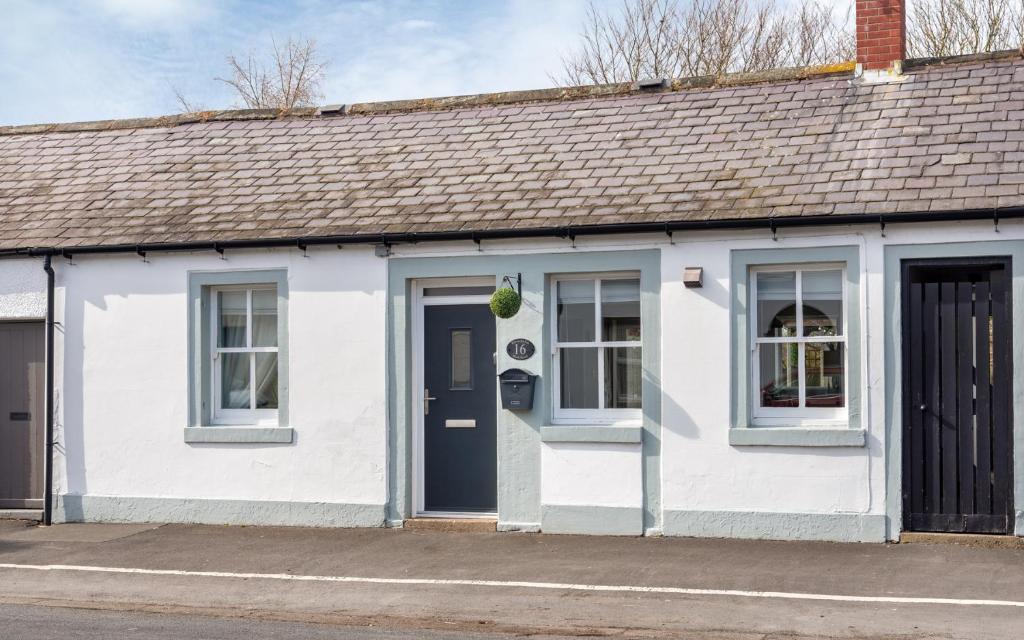 Stunning 1-Bed Cottage near Carlisle with Hot tub