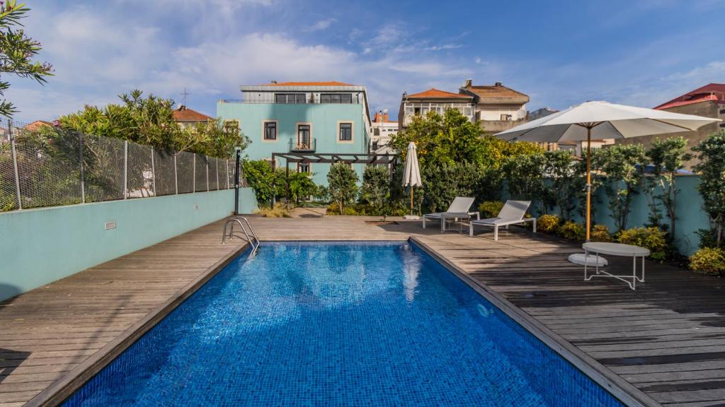Central Studio with Pool & Patio by LovelyStay, Porto