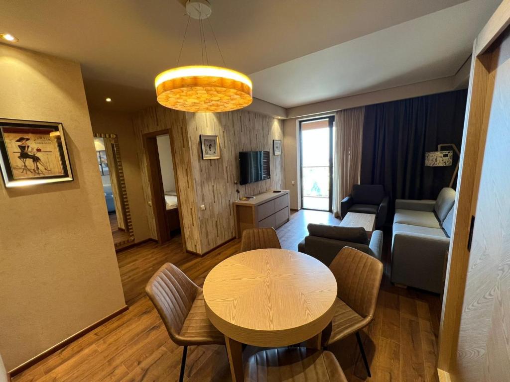 Happy Days in Dreamland Oasis, Chakvi