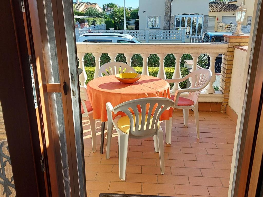 Delightul Holiday Home in St Pere Pescador with Terrace