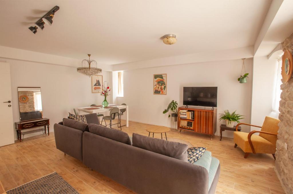 Sketches of Milna, Milna