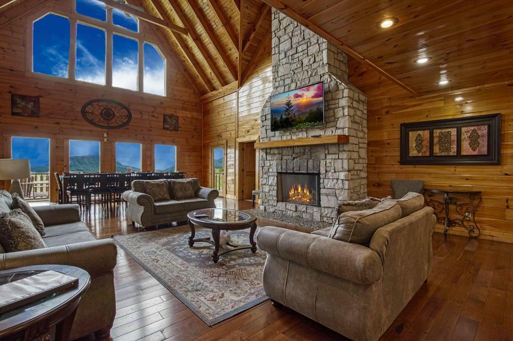Serenity Mountain Pool Lodge Theater Room 560 FREE tickets each paid day 전경