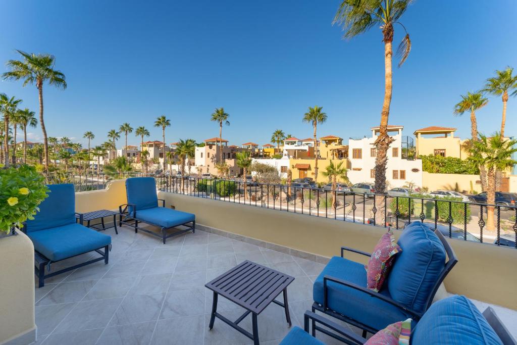 Casa Juanchi Mountain views and just steps from restaurants, pool, and