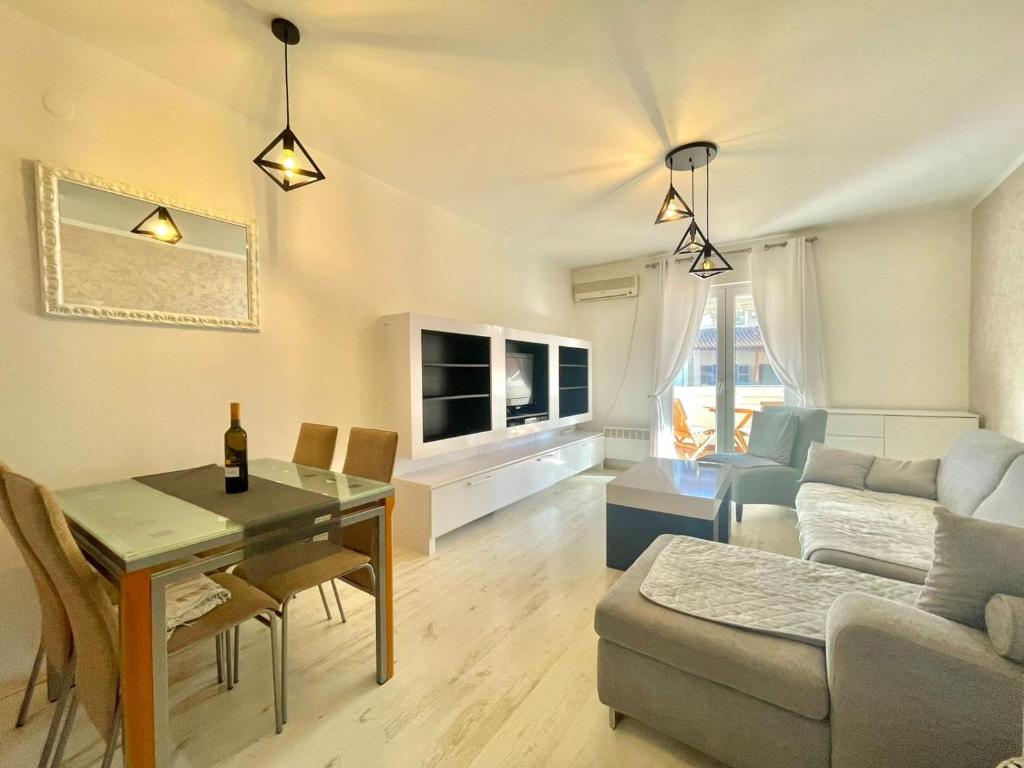 Family One bedroom apartment with Garden view, Budva