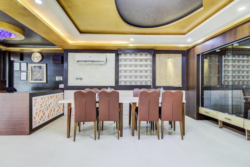 Capital O 5381 The Emirates Hotel photo