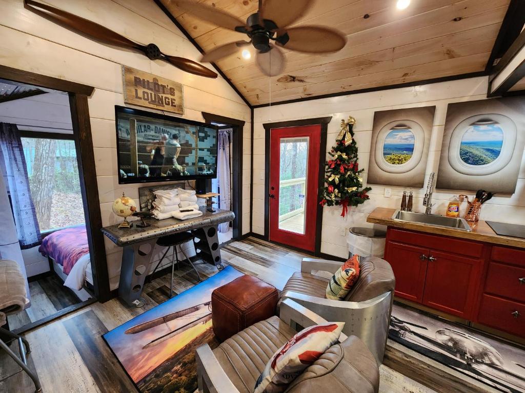 Cockpit Lounge #1406, Sevierville