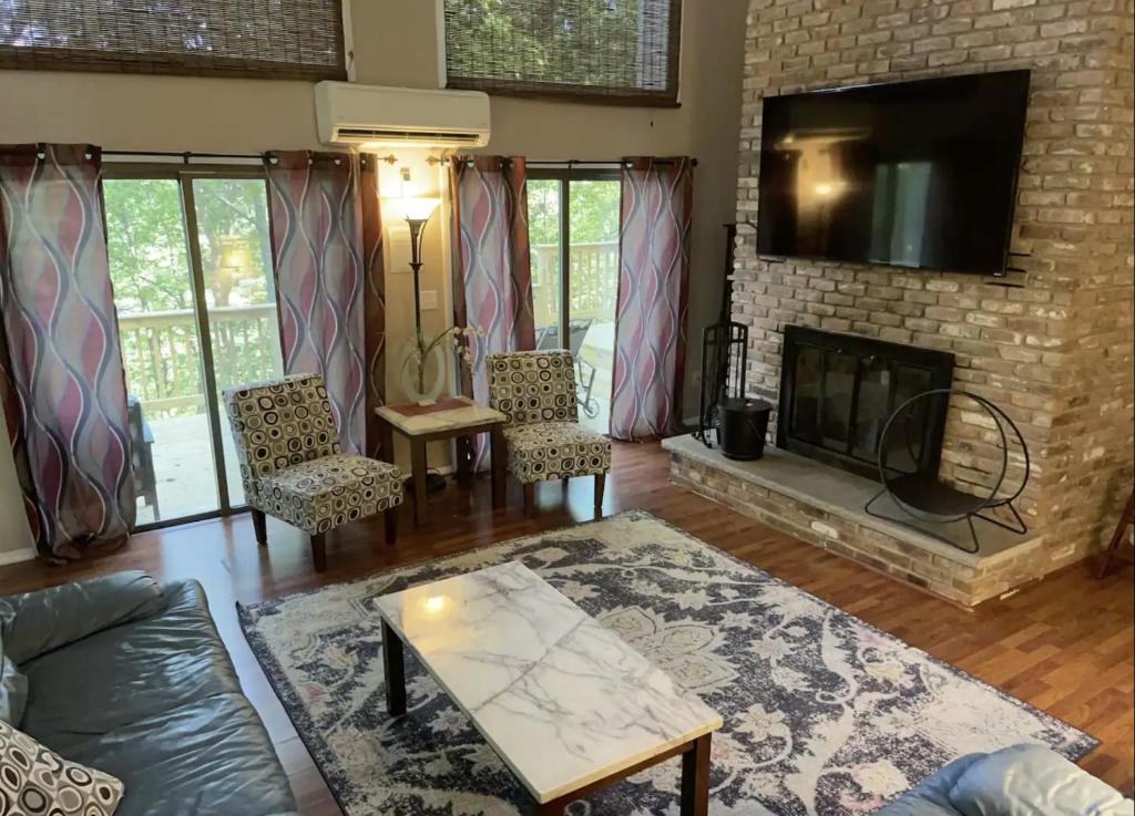 Lakefront House, on 2 Acres, HotTub, Real Wood fireplace, Canoe