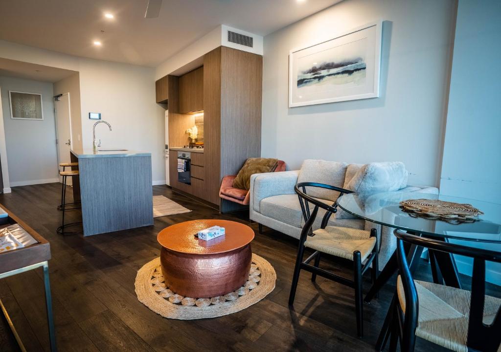 2 Bedroom Luxurious Family Residence with Ocean View in Broadbeach Gold Coast next to Casino and Pac photo