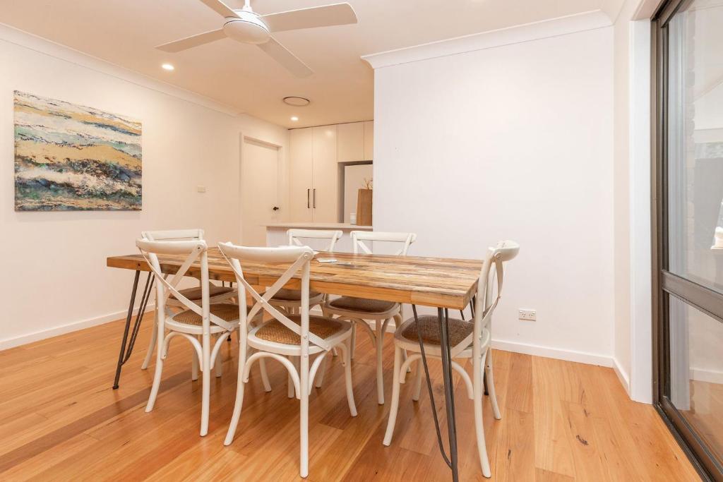 Wee Five, Elizabeth Beach