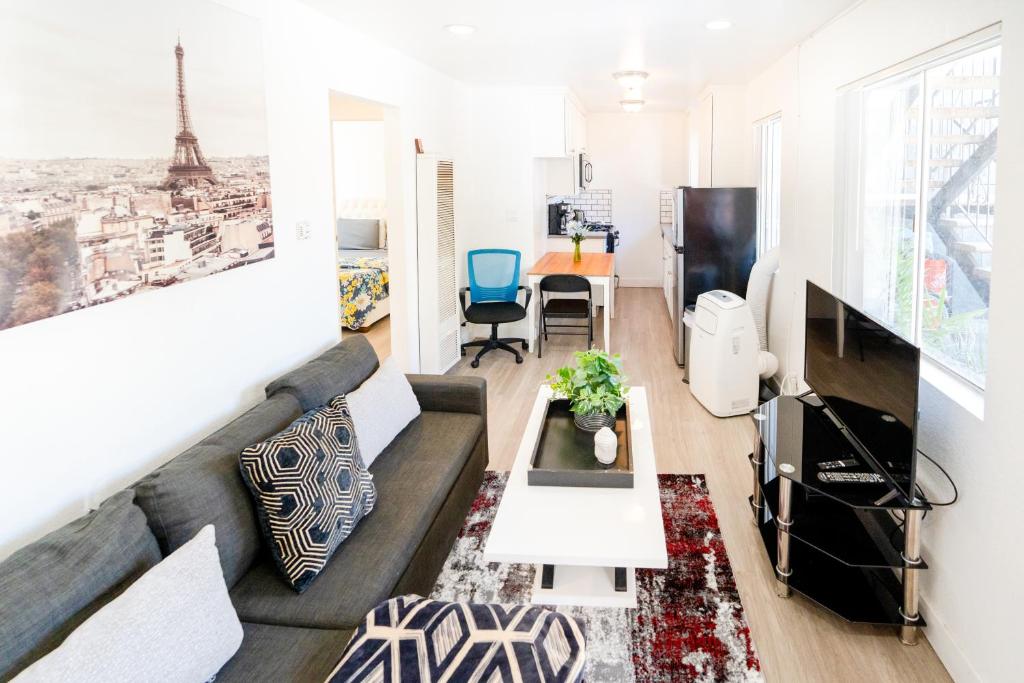 Hollywood/Koreatown 2 Bedroom with Parking, Los Angeles