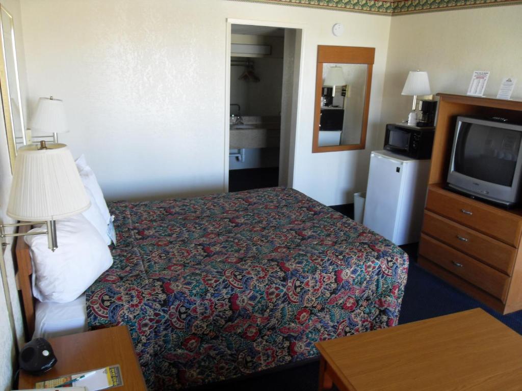 Knights Inn - Palmdale CA photo