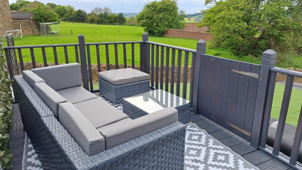 Stylish Coastal Cottage with Hot Tub and Garden Sleeps 8, Skelton