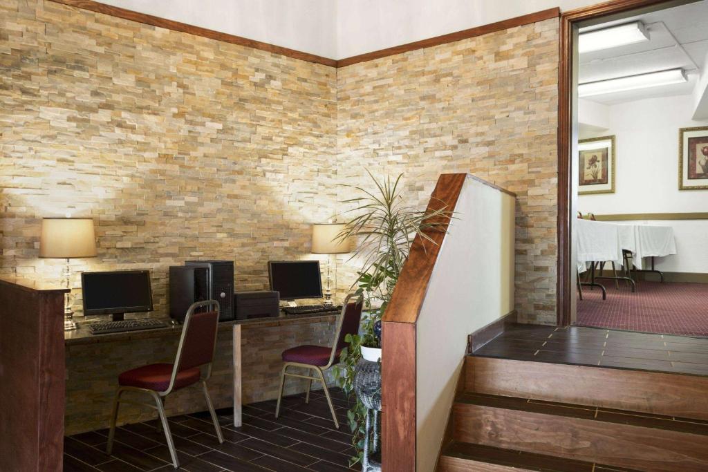 Ramada by Wyndham Pittsburgh/New Stanton photo