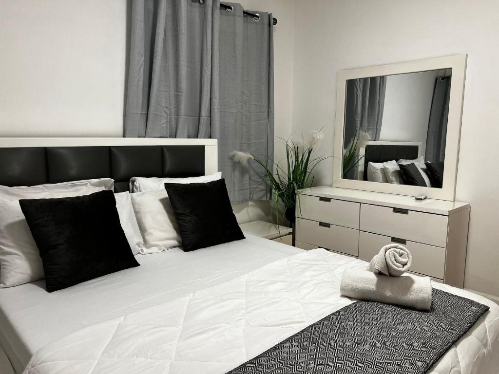 דירת 4 חדרים מול הים, Bat Jam