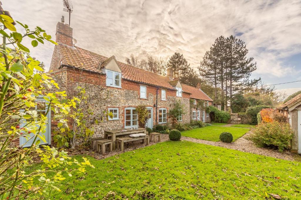 Field Row, Saxlingham