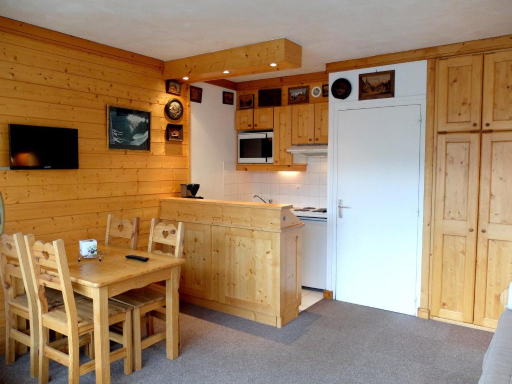 Studio rénové avec balcon, skis aux pieds, animaux acceptés - FR-1-502-496 - 2