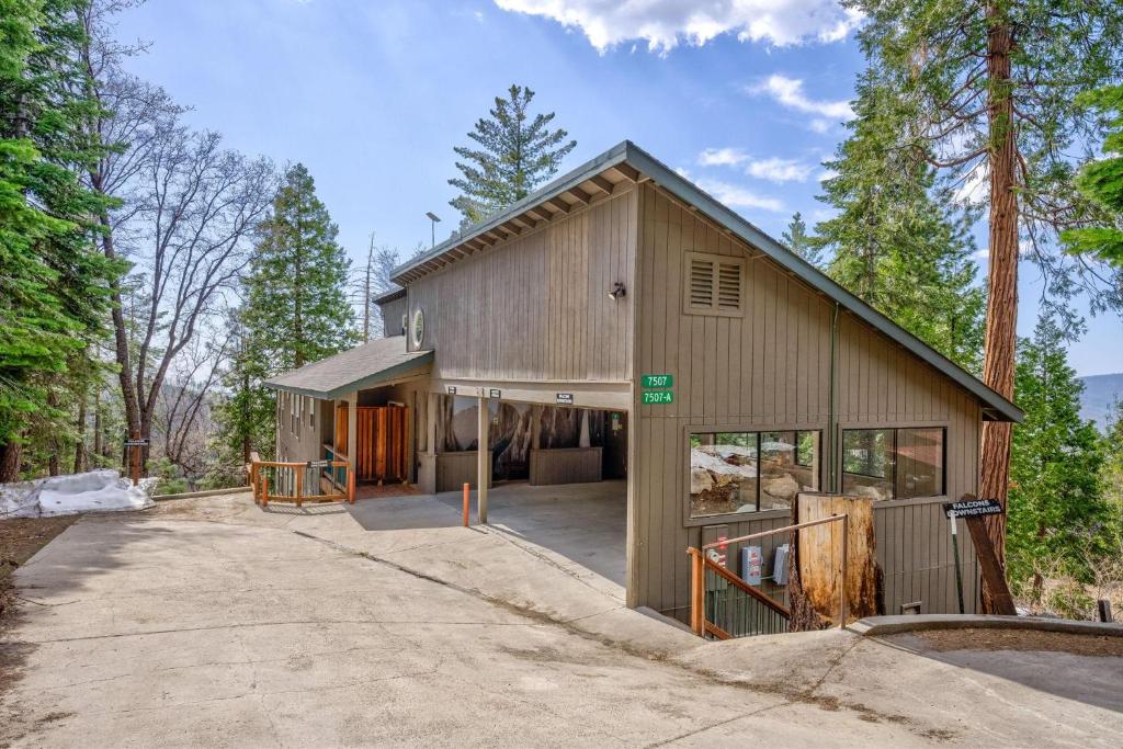 Falcons Nest (Downstairs), Yosemite West