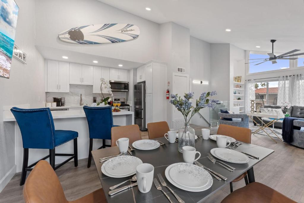 Searenity Suite- Peekaboo Ocean view 1 min walk to Beach, Huntington Beach