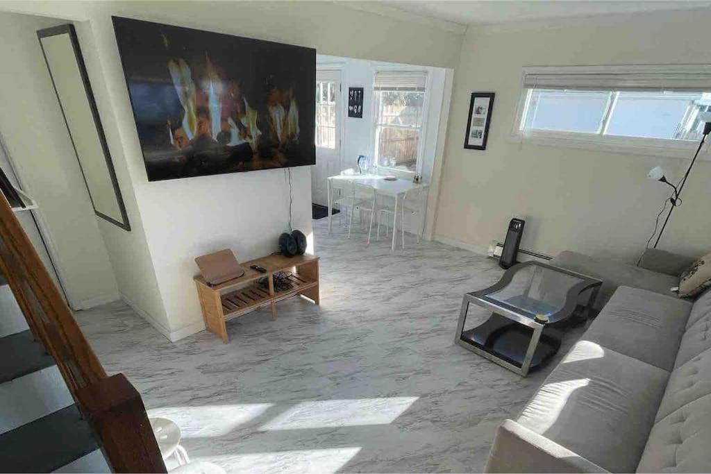 Entire 3bdr home w/parking, backyard, FirePit, BBQ, New Hyde Park