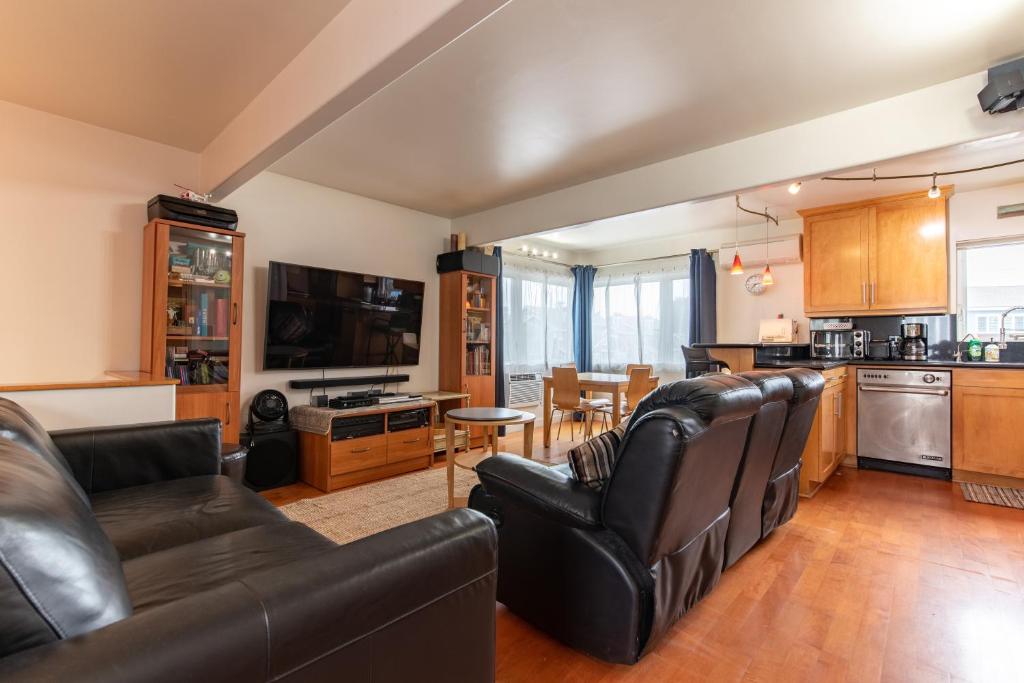 Newport Beach House 1 block from the beach FREE pickleball courts and 5 beach cruisers 전경