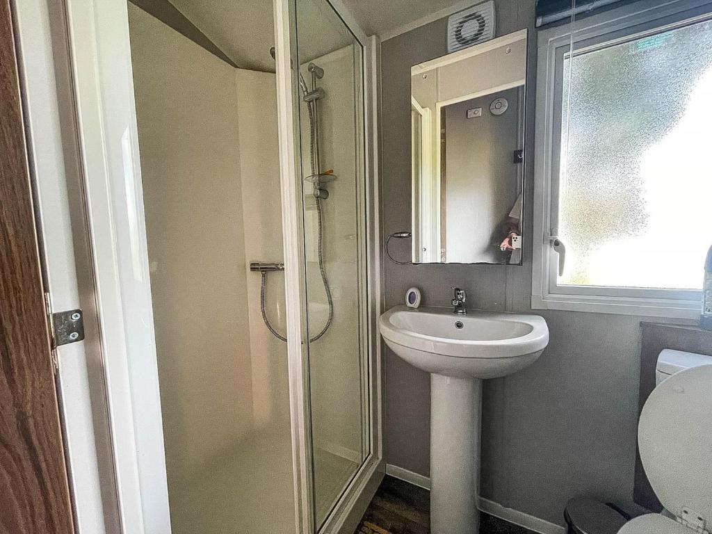 Stay at Lovely Caravan At Wild Duck Haven Park In Norfolk Ref 11092kc in East of England, England photo 4