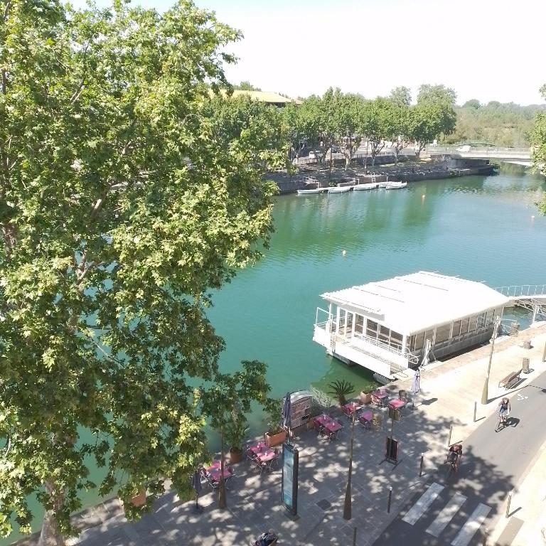 3 bedroom modern apartment in historic building overlooking river herault - 2