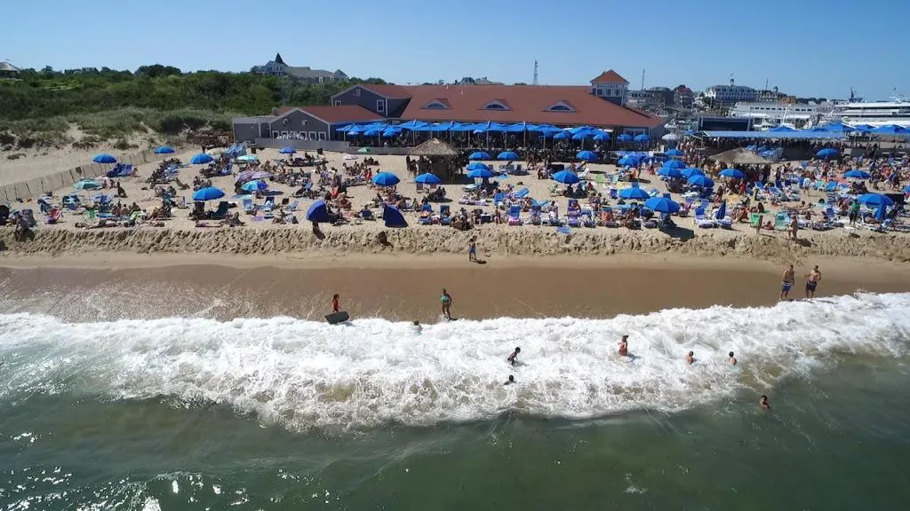 Ballard's Beach Resort，位于新肖雷汉姆的酒店