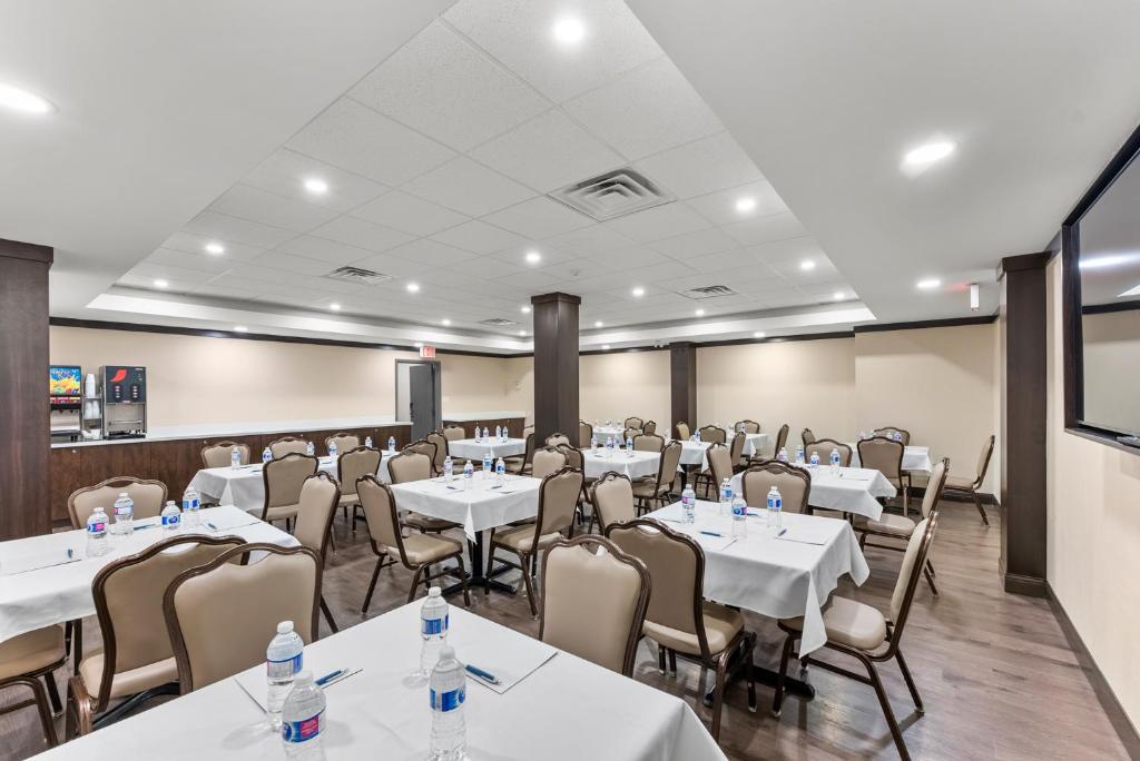 Banquet hall, Ramada By Wyndham, Niagara Falls Near Fallsview District in Niagara Falls (ON)