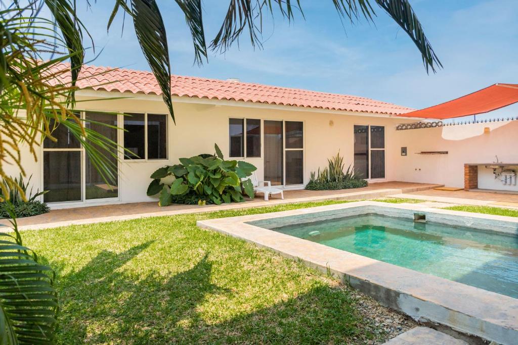 beach Getaway l swimmingpool , BBQ & Walk to Playa Zicatela Holiday home in Puerto Escondido