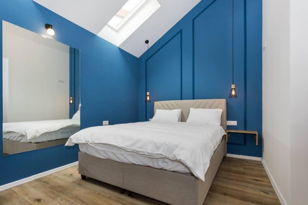 Royal Blue Apartment - 4
