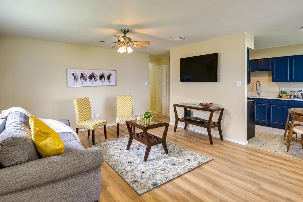 Waxahachie Townhome with Fire Pit - Near Downtown!