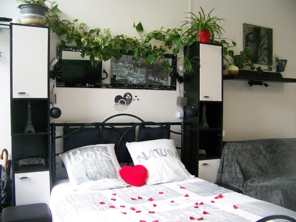 Charmant STUDIO au Calme Tout Confort Dans Château Néo Gothique proche ZENITH COMET ORLEANS Parking Voiture Gratuit WIFI Haut Débit Rue des Montées - 3