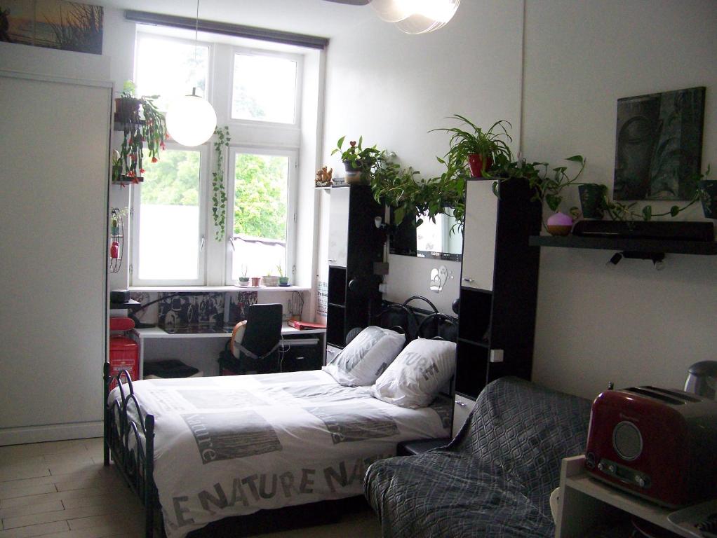 Charmant STUDIO au Calme Tout Confort Dans Château Néo Gothique proche ZENITH COMET ORLEANS Parking Voiture Gratuit WIFI Haut Débit Rue des Montées - 4
