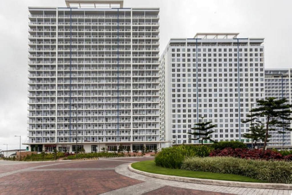 Entrance, Blowing in the Wind - Lake View Apartments in Tagaytay