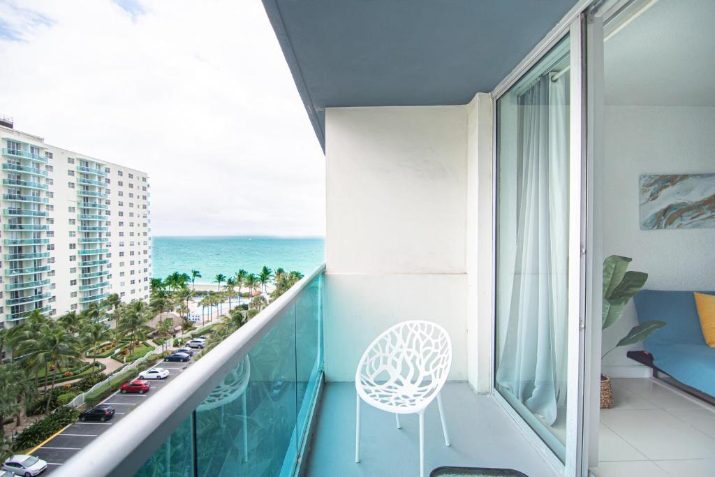 Modern Ocean View Apartment by Miami Te Espera - Hallandale Beach 9E, Miami