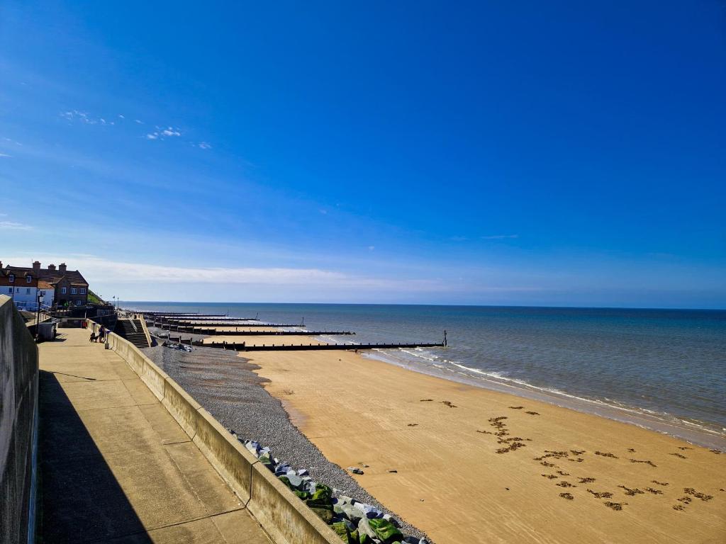 The Wave - 3 bed beach front home in Sheringham, Sheringham