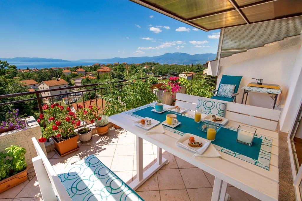 APARTMENT MAGDA with a parking space and sea view, Rijeka